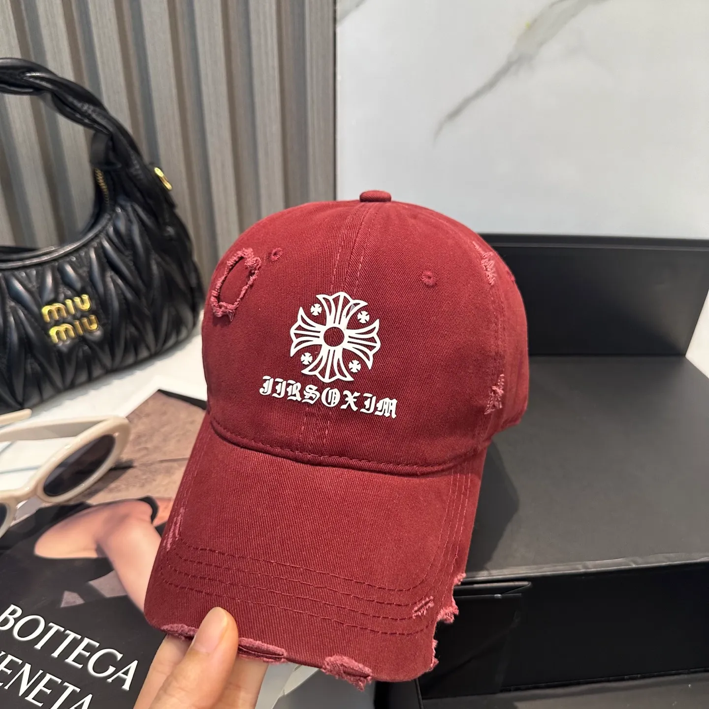 P70 Crow Heart 🆕🆕25 new baseball cap, stylish and classic cross logo, casual with a cool feeling, unisex style, same style for men and women! Very easy to match! Head circumference: 56-58cm is available